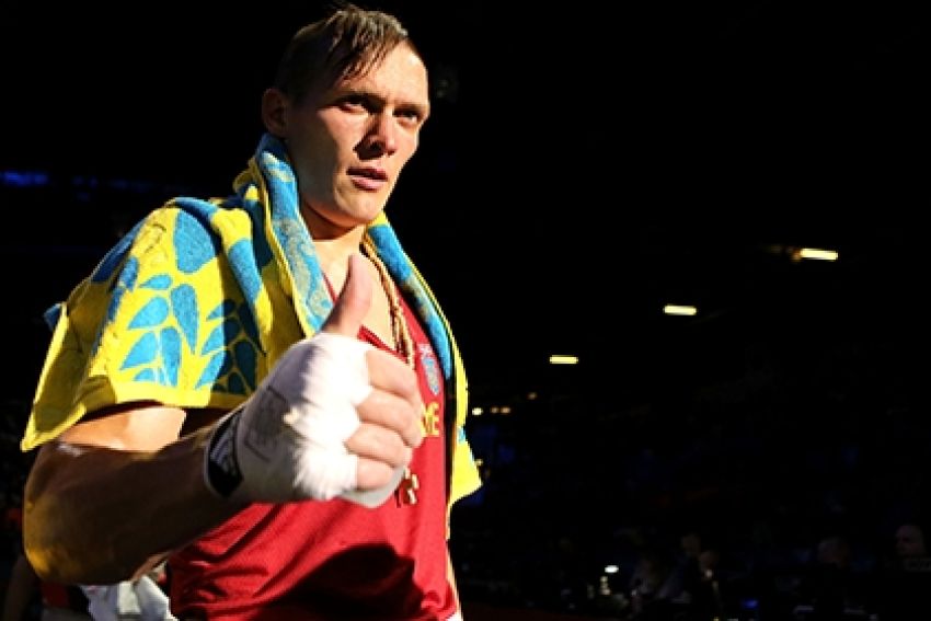 Украинский боксер Усик заявил о готовности использовать автомат в бою с Гловацки