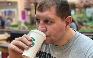 Тренер Исмаилова предупредил Емельяненко насчет образа жизни: "Он останется бомжом"