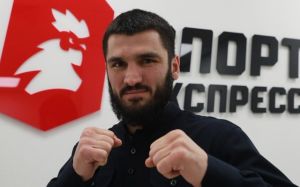 Бетербиев подтвердил причину переноса боя со Смитом