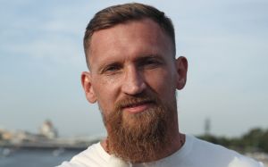 Дмитрий Кудряшов обратился к поджигателю его автомобиля: "Просто обезьяна, животное"