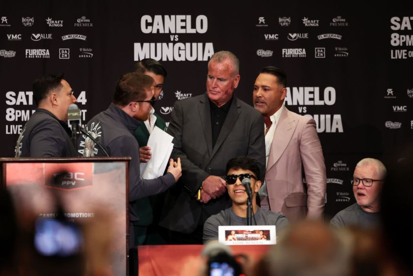 Сауль Альварес и Оскар Де Ла Хойя чуть не продрались на пресс-конференции перед боем Канело - Мунгия
