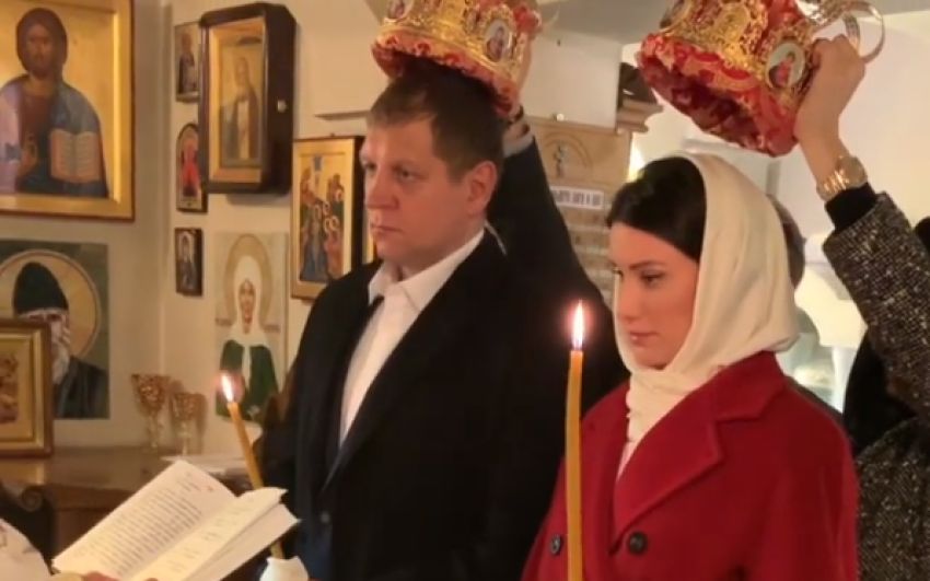 Александр Емельяненко повенчался с Полиной Селедцовой