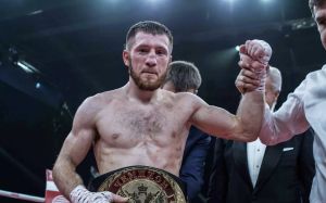 Георгий Челохсаев победил Айка Шахназаряна крайне спорным судейским решением
