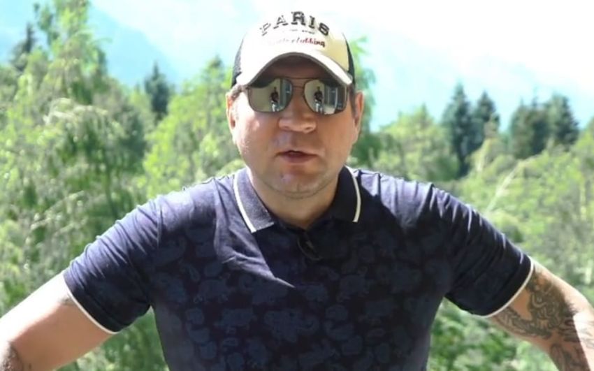 Александр Емельяненко показал необычное упражнение и обратился к Джигану: "Захочешь повторить - убери сына подальше"