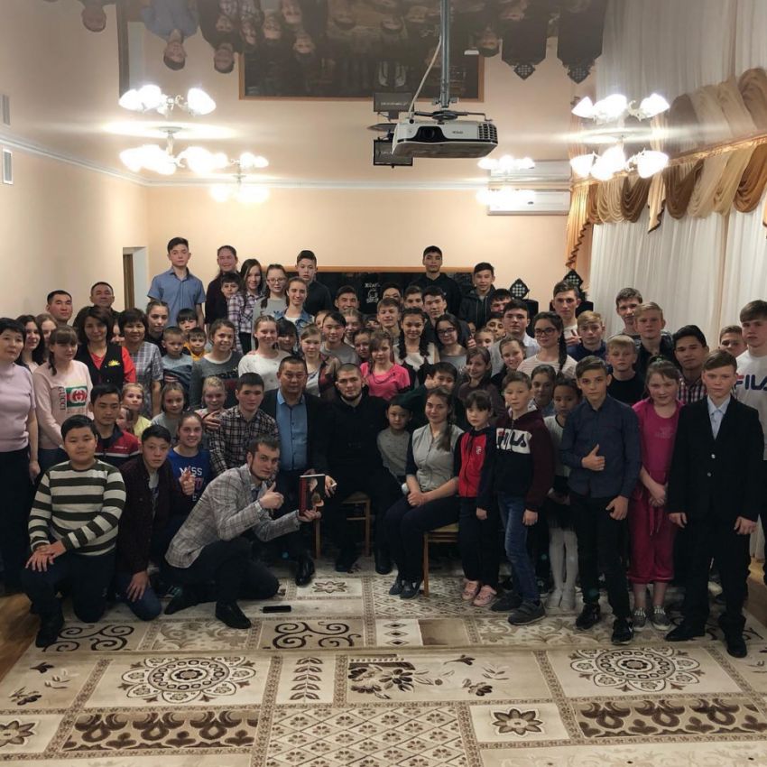 Хабиб Нурмагомедов посетил детский дом в Караганде