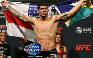 Боец UFC опоздал на самолёт и после этого выиграл в покер 4000 $