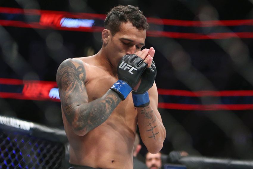 Charles Oliveira prepares with injury to fight Michael Chandler at UFC 262