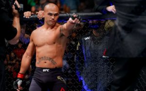 Робби Лоулер сразиться с Рафаэлем Дос Аньосом на турнире UFC в Виннипеге