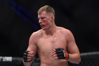 Инсайдер: соперником Александра Волкова на турнире UFC в Москве станет Грег Харди