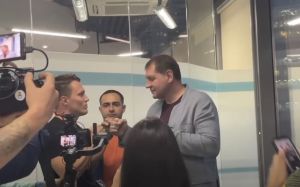 Александр Емельяненко и Артем Тарасов провели первую битву взглядов: видео