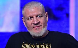 Менеджер Александра Емельяненко объяснил, почему боец помочился в аэропорту