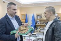 Виталий Кличко поздравил Усика с победой над Джошуа и подарил ему пояс WBC