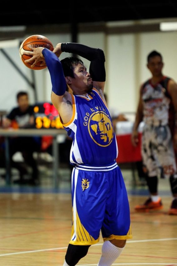 Фото: Менни Пакьяо играет в волейбол и баскетбол