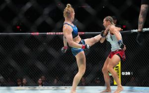 Видео боя Холли Холм - Яна Куницкая UFC on ESPN 43