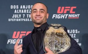 Эдди Альварес не спешит бороться за титул чемпиона UFC в легком весе