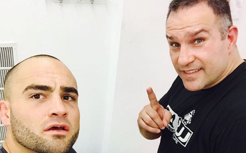 Тренер Альвареса: “Макгрегор может побить Мэйвезера”