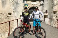 Оба в форме. Братья Кличко накатывают километры на велосипедах в Карпатах