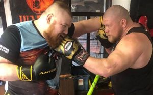 Максим Новоселов пообещал переломать Вячеславу Дацику все кости