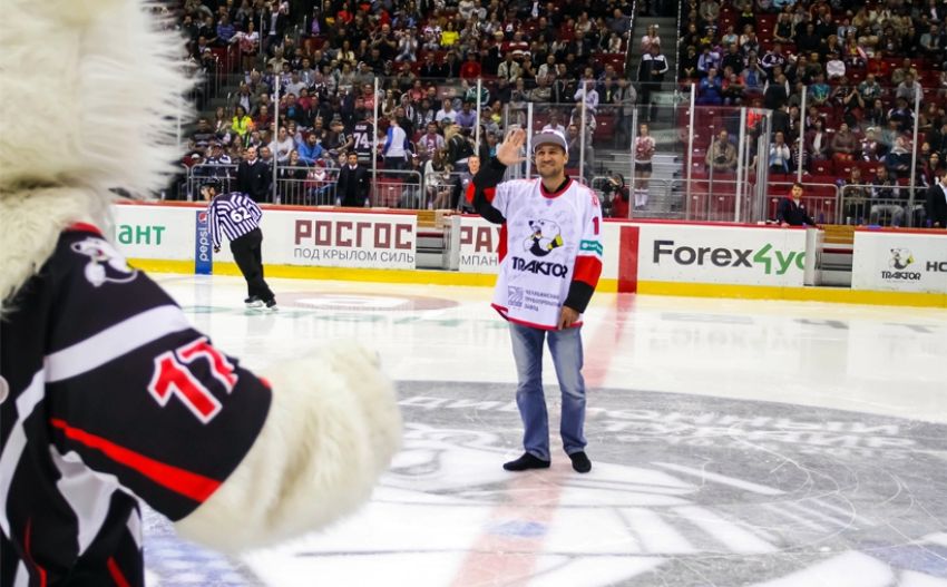 Игроки хоккейной клуба "Трактор" поддержали Сергея Ковалева в преддверии его боя с Ярдом
