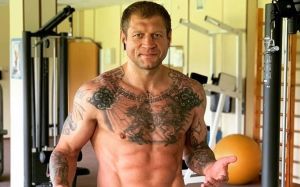 Александр Емельяненко: "Качки, займитесь спортом!"
