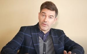 Промоутер удивил братьев Смитов карточным фокусом