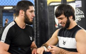 Ислам Махачев обратился к Тухугову после поражения: "Мало кто знает, сколько всего тебе пришлось пройти"