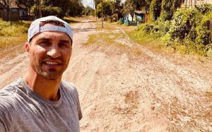 Владимир Кличко сфотографировался в селе на фоне стада коров: "Люблю это место"