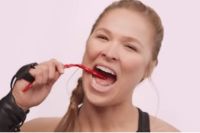 Ронда Роузи снялась в рекламе жевательных конфет Twizzlers