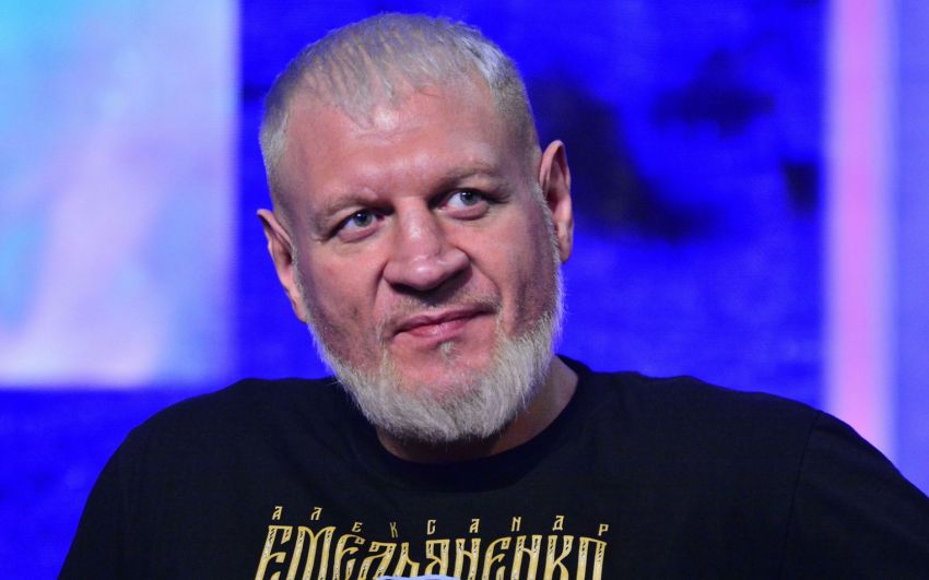 Менеджер Александра Емельяненко объяснил, почему боец помочился в аэропорту
