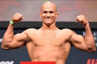 UFC Fight Night 146: Джуниор Дос Сантос победил Деррика Льиюиса техническим нокаутом