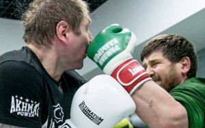 Александр Емельяненко показал, как Кадыров избивает его на спарринге: "Бил жестко с обеих рук!"