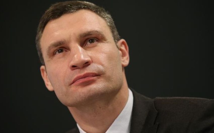 Виталий Кличко показал, как сам стрижет себя на карантине