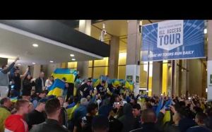 Украинцы празднуют победу после боя Ломаченко - Линарес!