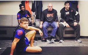 Эл Яквинта сравнил UFC со стрип-клубом