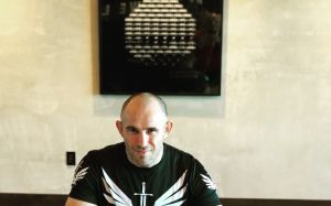 Алексей Олейник продлил контракт с UFC