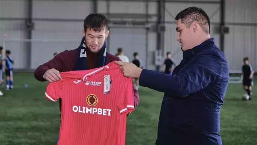 Рахмонов получил подарок от футбольного клуба из Казахстана