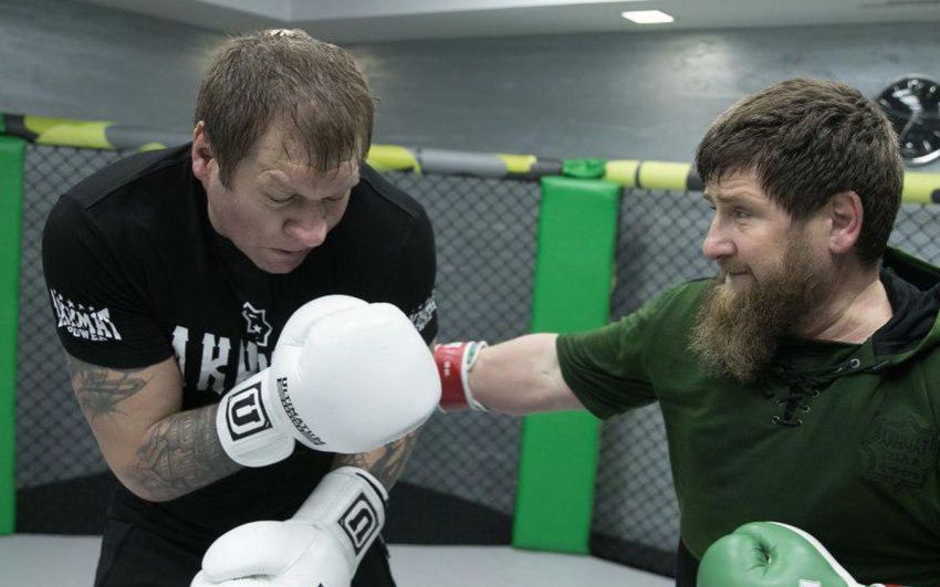 Александр Емельяненко подсчитал, сколько титулов раздобыл Кадыров: "Я такое количество поясов в жизни не видел"