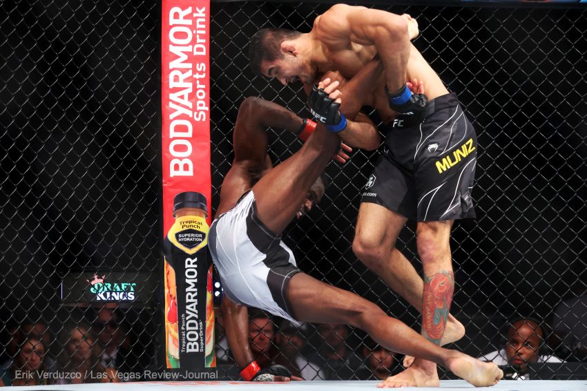 Видео боя Юрайя Холл - Андре Муниз UFC 276