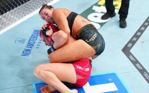 Маккензи Дерн защитила титул в бою против Джиллиан Робертсон на UFC 330