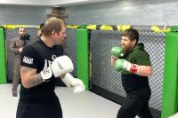 Александр Емельяненко вышел в ринг с Кадыровым: "Он за слова отвечает"