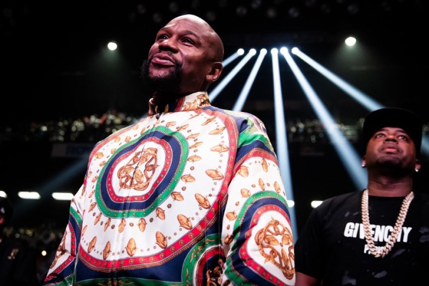 Mike Tyson believes 44-year-old Floyd Mayweather could still compete with the world's top fighters.