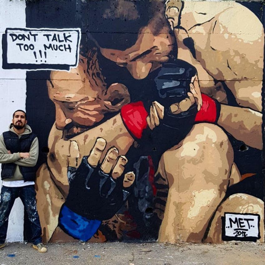 На улицах Стамбула появилось граффити по бою Нурмагомедов-Макгрегор