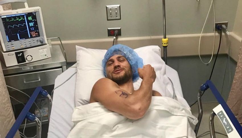 "Снова четыре дырки": Ломаченко показал свое плечо после операции