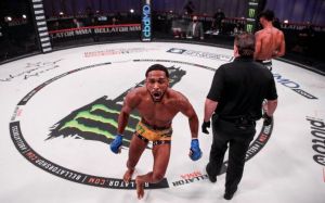 Эй Джей МакКи уверено побеждает Дэрриона Колдуэлла на Bellator 253