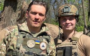 Александр Усик рассказал о своем визите на передовую: "В 900 метрах уже были враги"