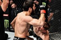 Ислам Махачев остановил Дэна Хукера в первом раунде на UFC 267