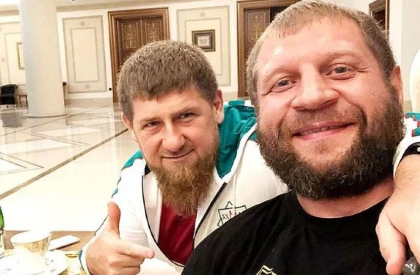 Александр Емельяненко подарил Рамзану Кадырову пояс чемпиона "РЕН ТВ"