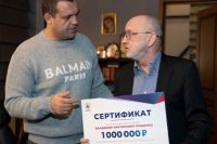 Глава исполкома Федерации бокса России вручил миллион уволенному в Челябинске именитому тренеру.