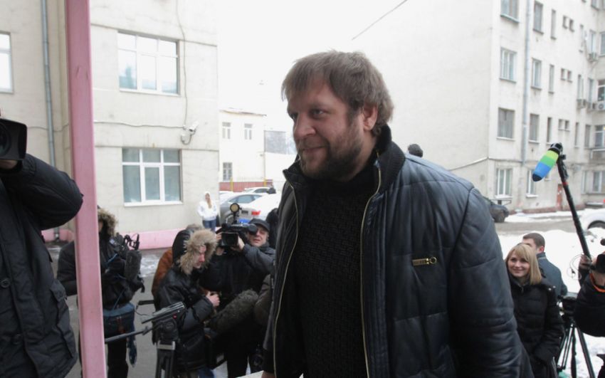Александр Емельяненко устроил скандал во Внуково, опоздав на рейс в Грозный и не заплатил по счету в баре