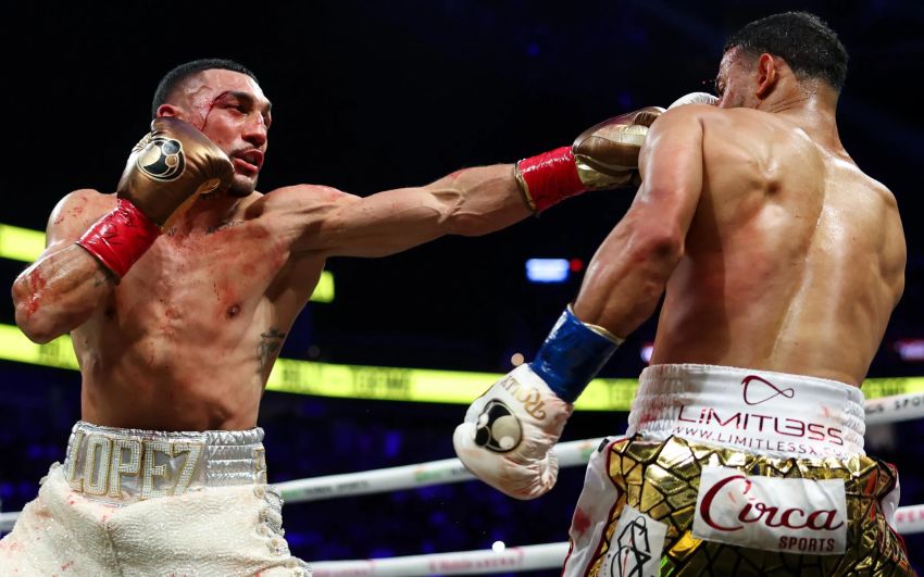 Теофимо Лопес победил Роландо Ромеро и стал чемпионом WBA в полусреднем весе